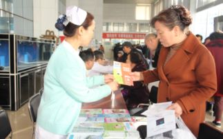 我们都是追梦人 志愿服务接棒跑，肿瘤医院“学雷锋”送健康