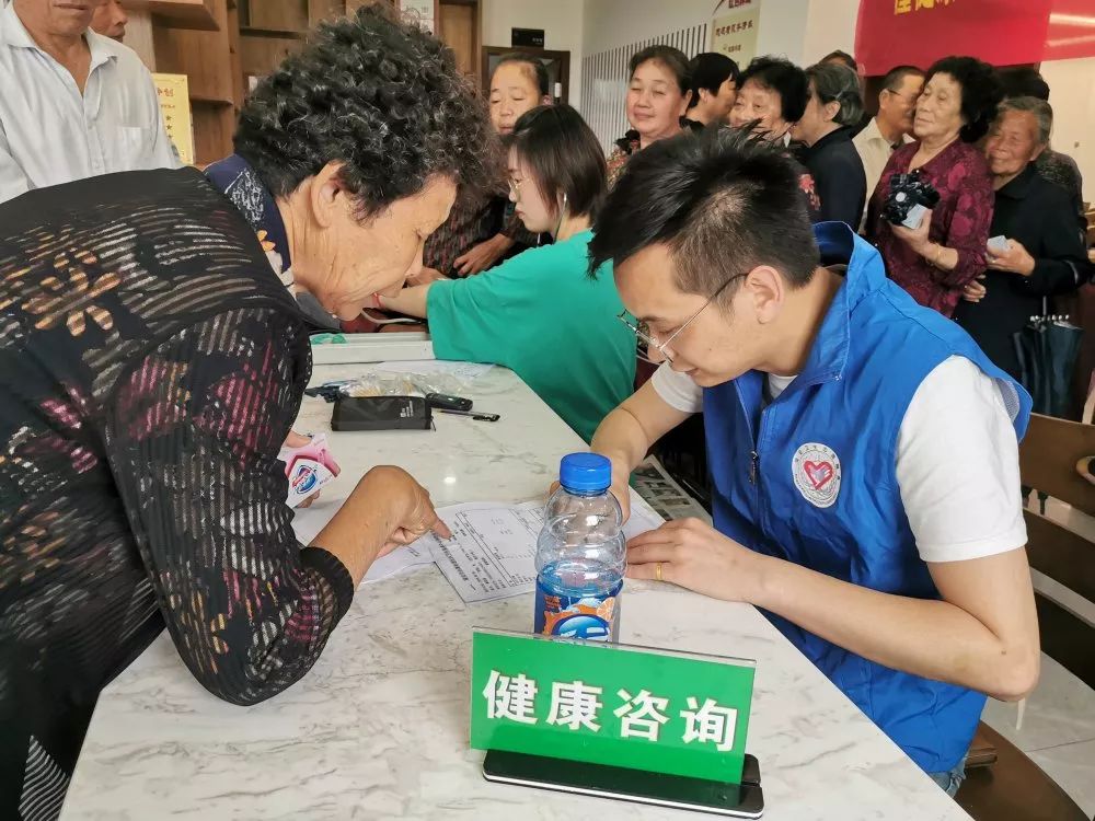 懂健康知识，做健康老人 老年健康宣传周活动与咨询服务纪实