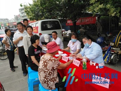 南通凤凰社区举办“服务百姓·健康行”义诊活动 贴心服务暖民心