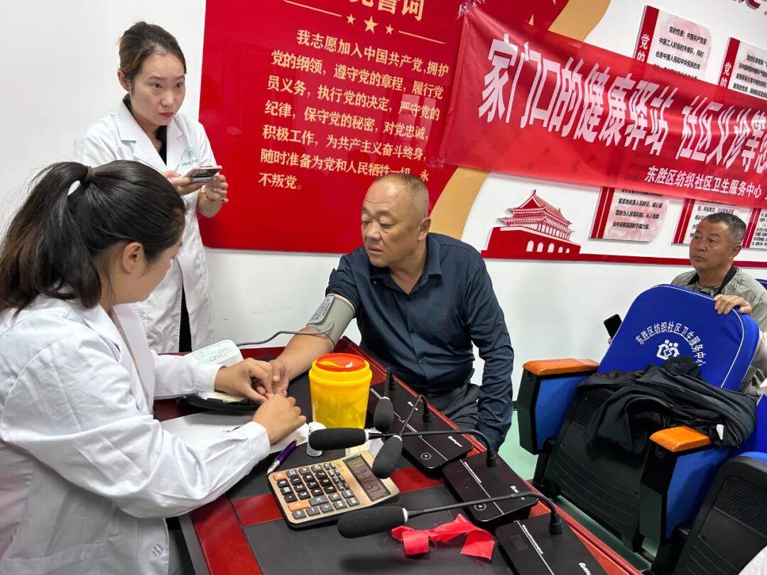 健康驿站服务暖人心 家门口的义诊等您来